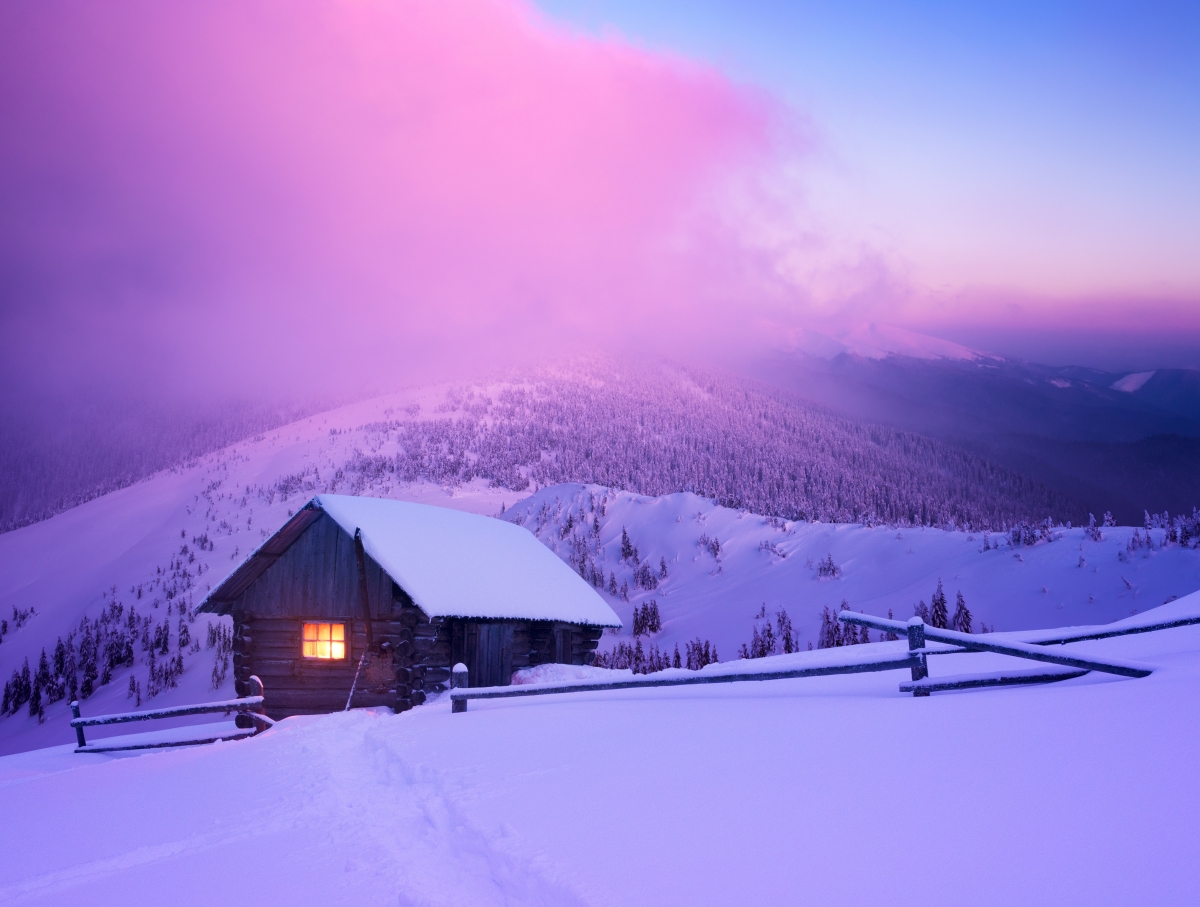 冬天雪山雪景小木屋风景桌面壁纸图片