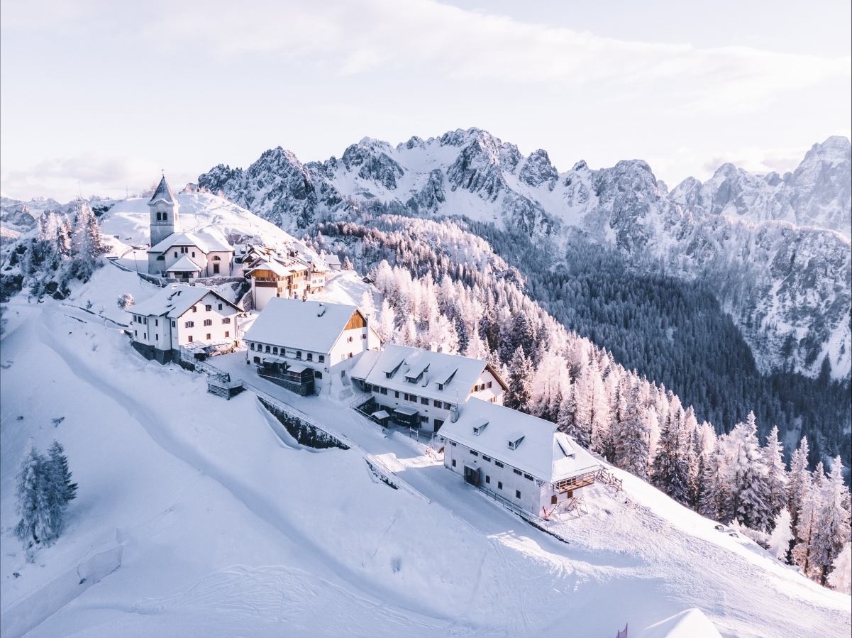 冬季外国乡村高山房子风景桌面壁纸图片