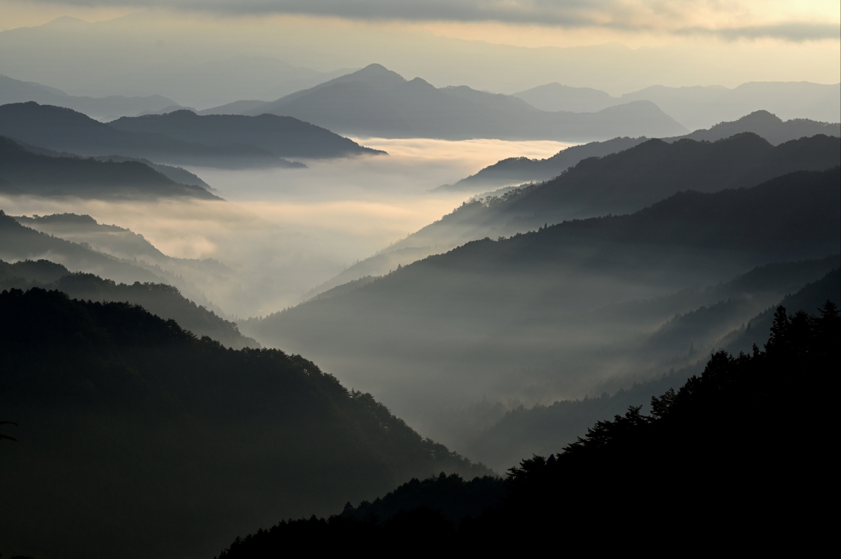 云雾山脉风景桌面壁纸图片