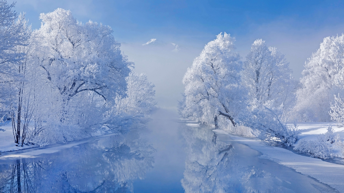 冬季 雪山 树 河水倒影 银装素裹风景桌面壁纸图片