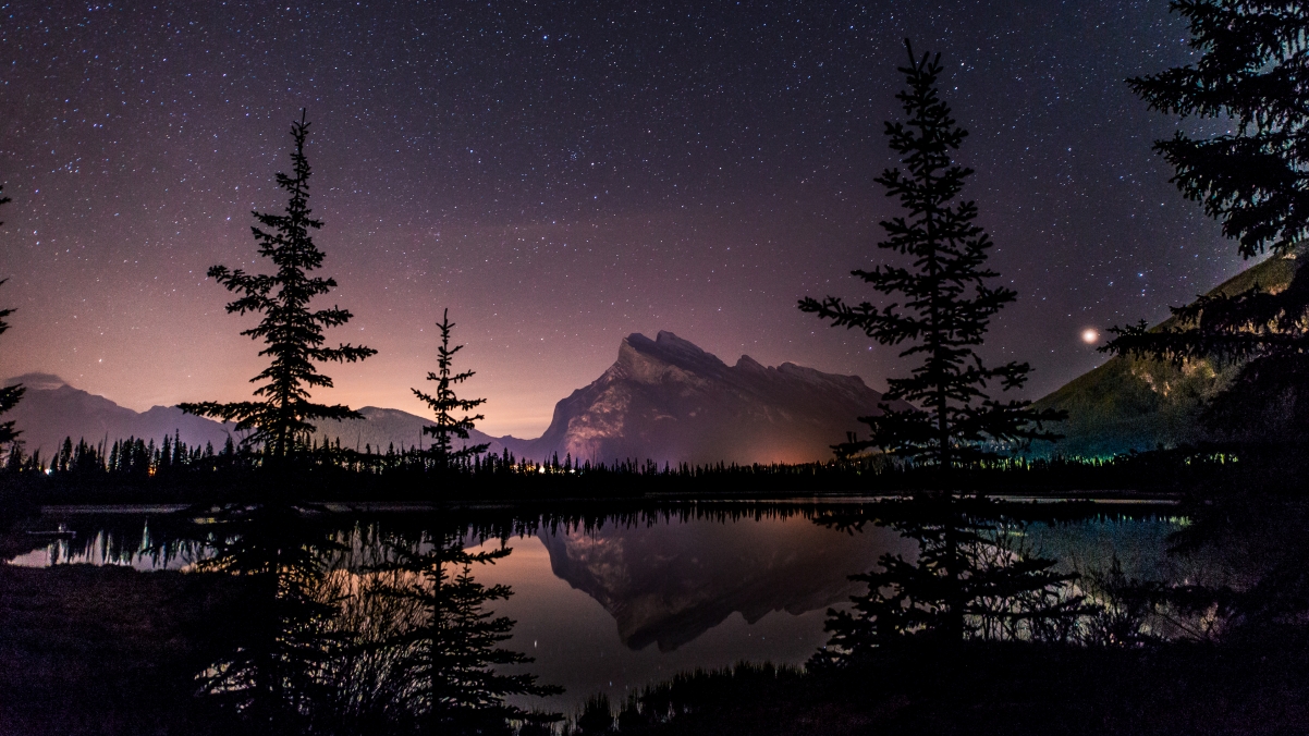 加拿大班夫国家公园的朱砂湖的星空桌面壁纸图片
