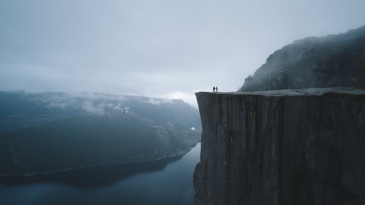 挪威 湖 山 夫妇 爱 徒步旅行 风景桌面壁纸图片