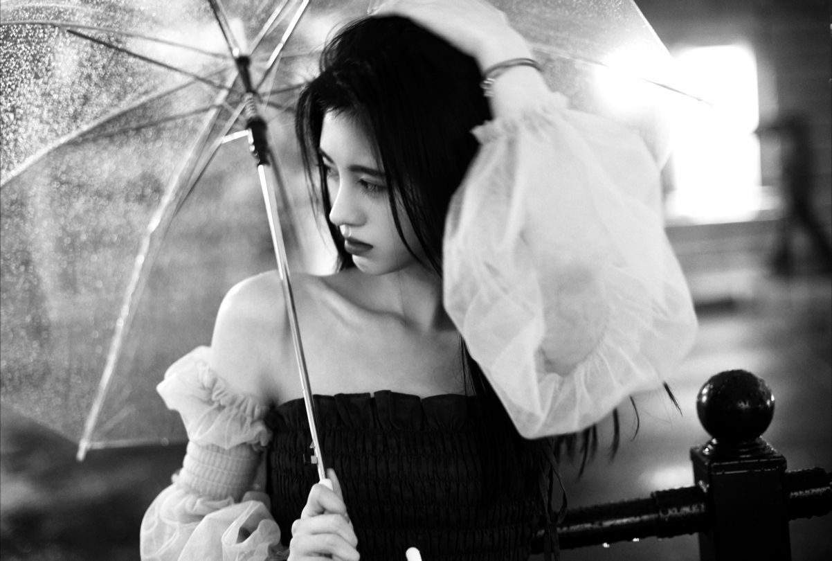 夜雨街道 鞠婧祎 伞 黑白照片 美女桌面壁纸图片