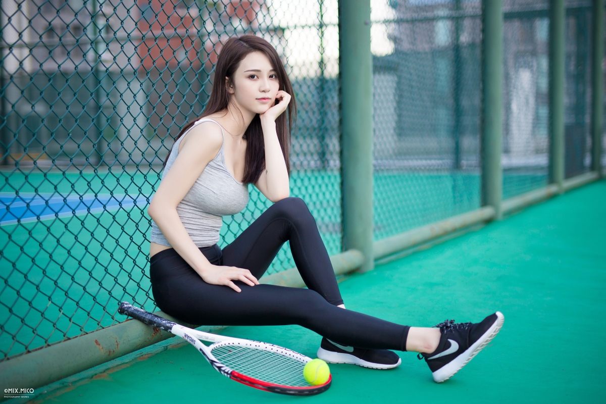 坐在网球场运动型超好身材清纯美女桌面壁纸图片