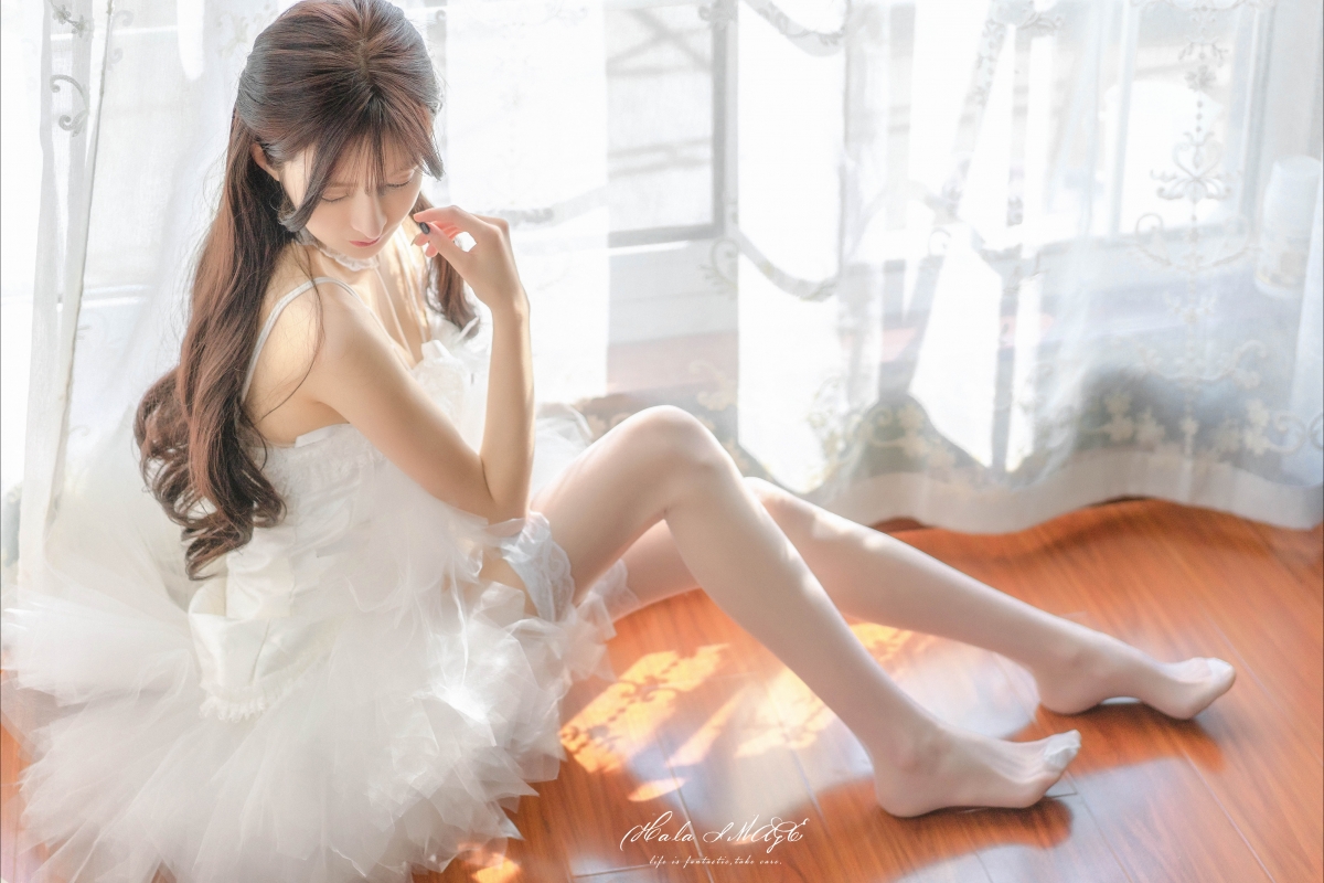 白色婚纱裙子 白色丝袜美腿美女桌面壁纸图片
