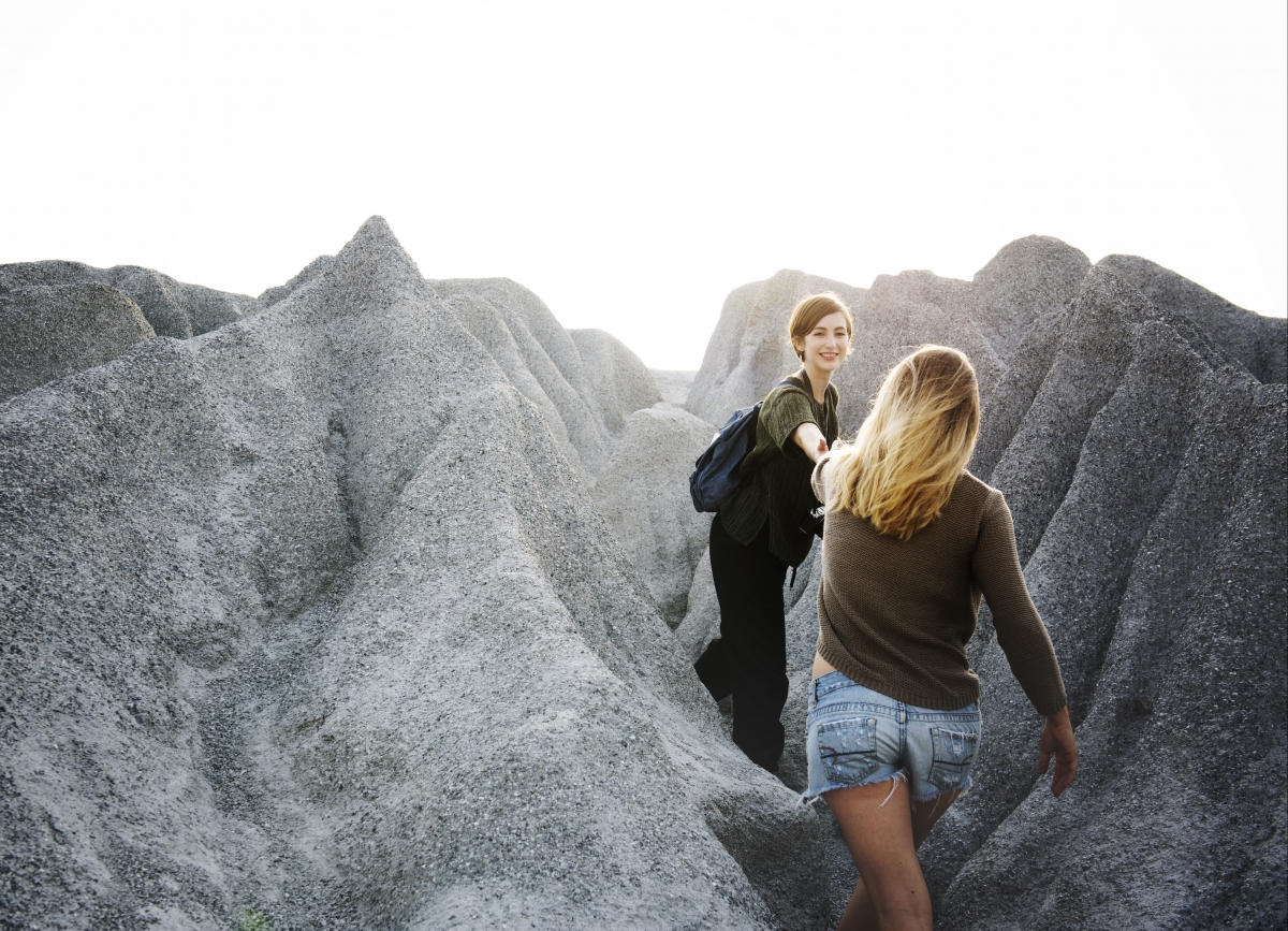冒险 背包 休闲 享受 自由 朋友 友谊 女孩 徒步旅行 小山 度假 旅程 图片 活跃