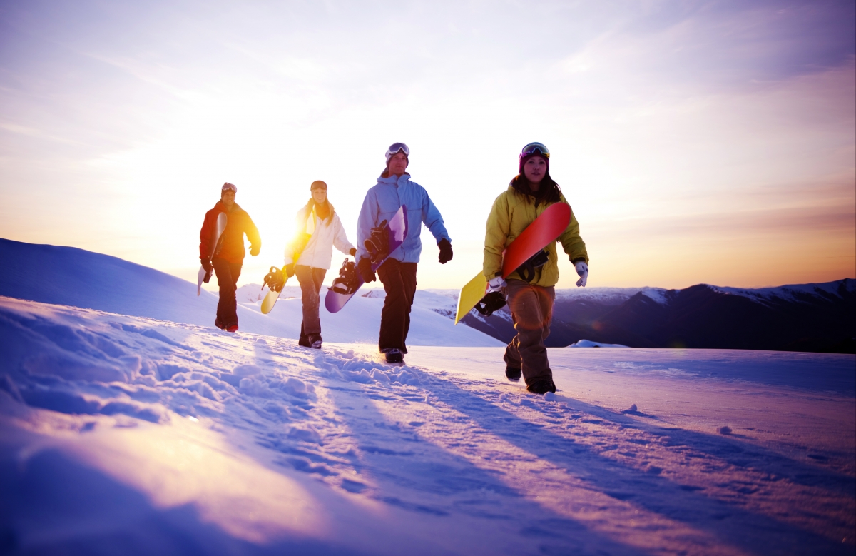 四个滑雪爱好者高清高清图片