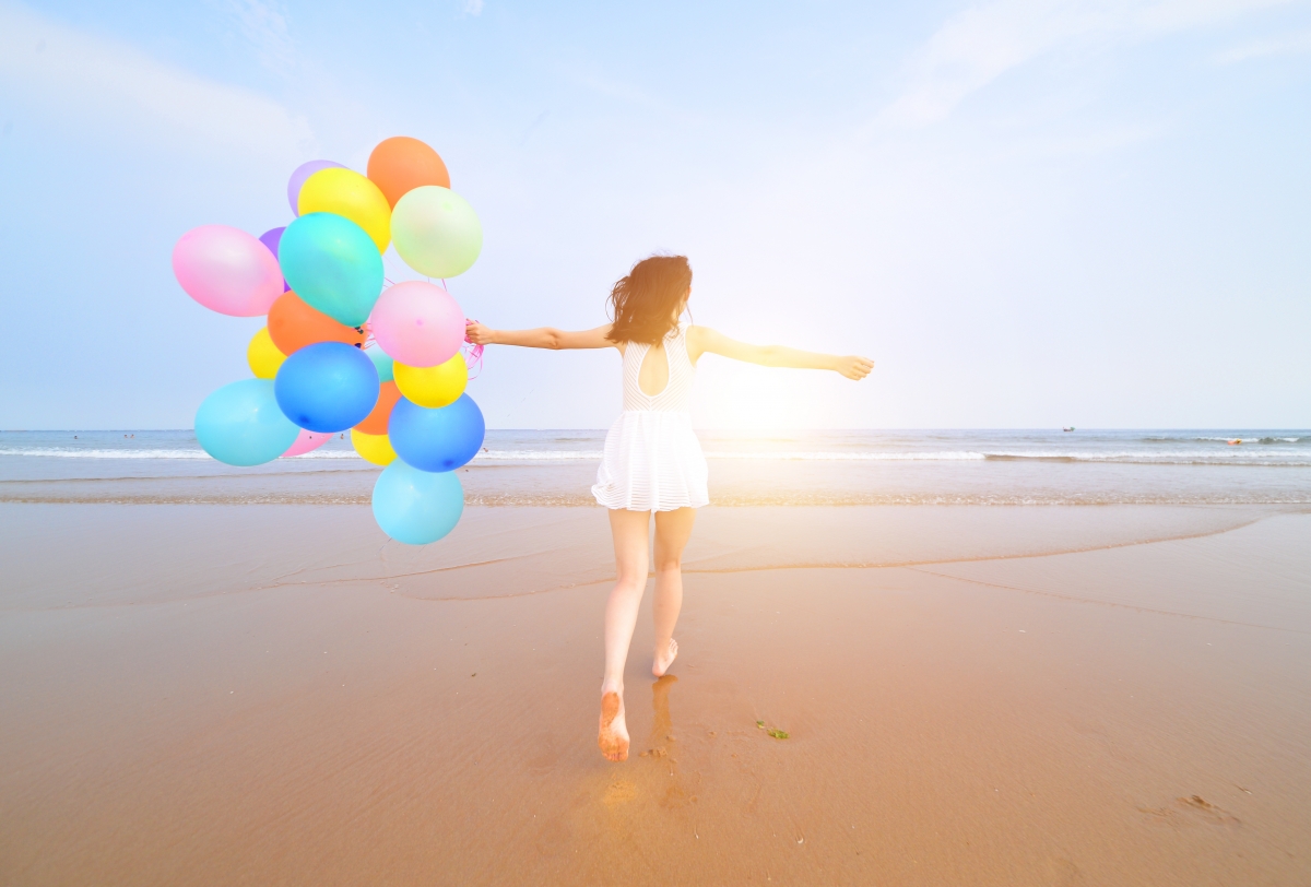 海滩 沙子 女孩 五颜六色气球 高清图片 夏天