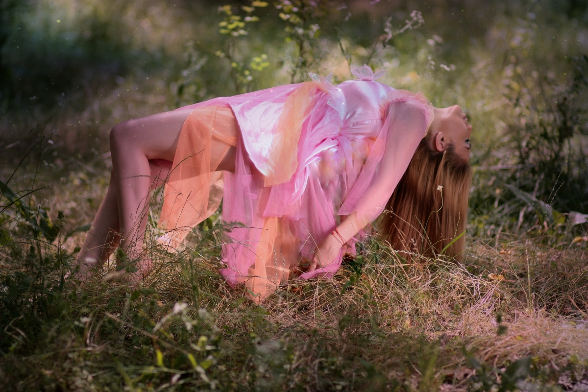 女孩 粉红色裙子 唯美图片 森林