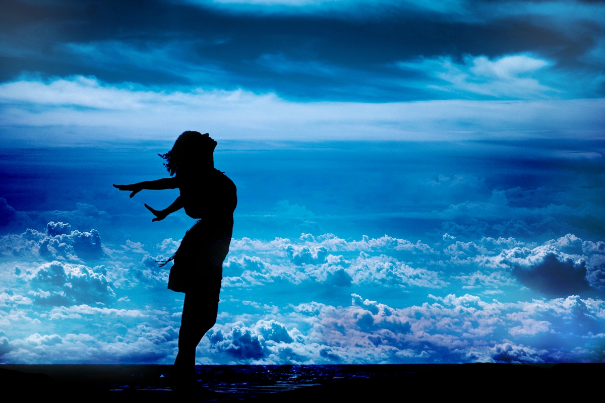 女子 侧影 海滩 天空 云 唯美艺术8K图片 自由