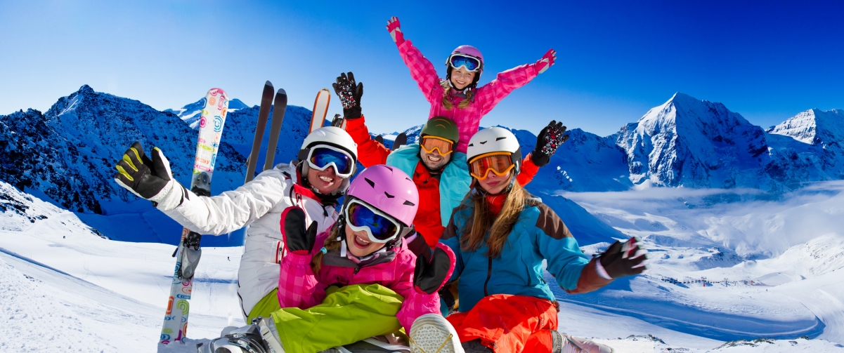 雪山上滑雪的一家人3440x1440图片