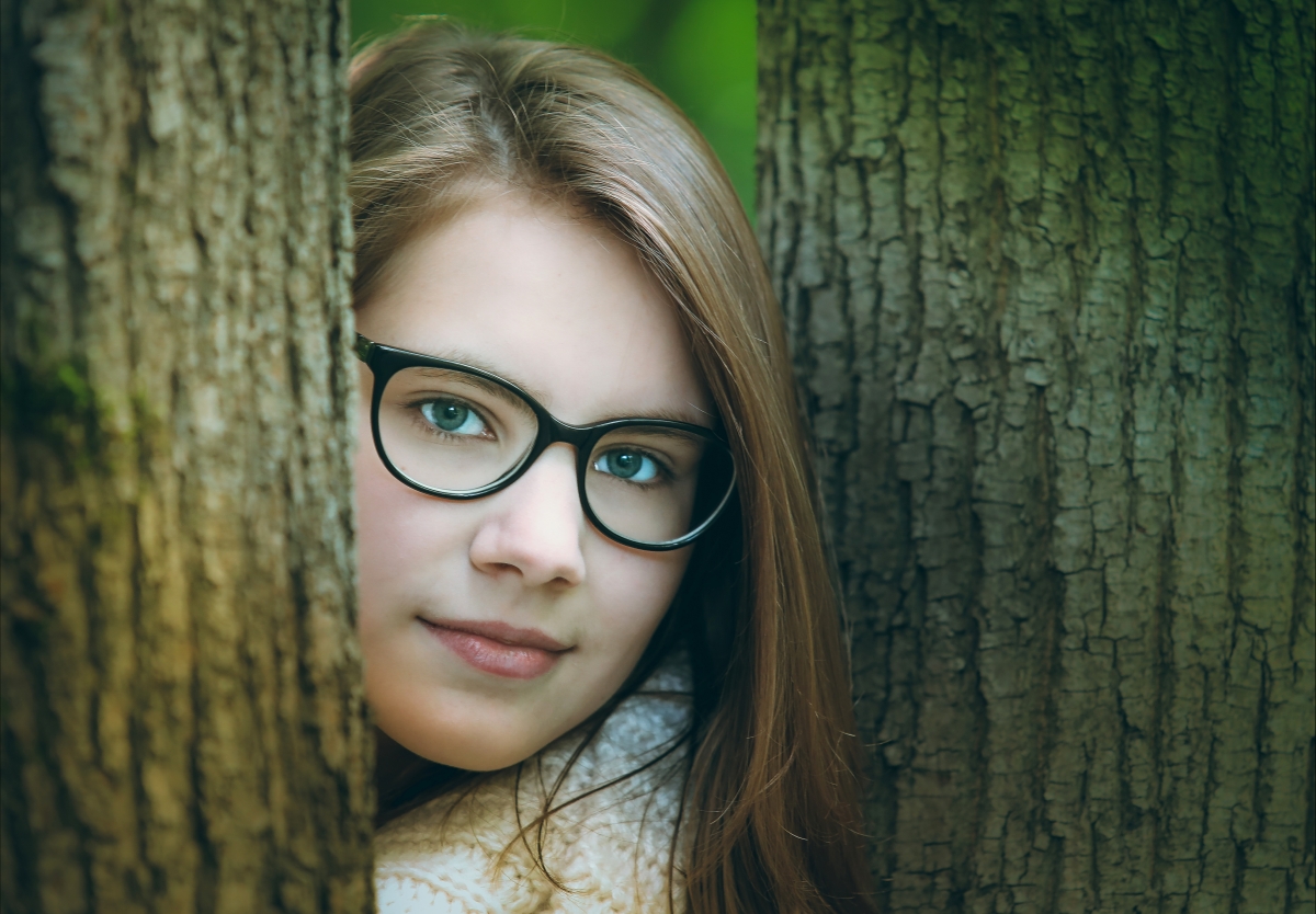 眼镜 纵向 年轻 人民 眼睛 美容 森林 公园 微笑 可爱 高清图片 女孩