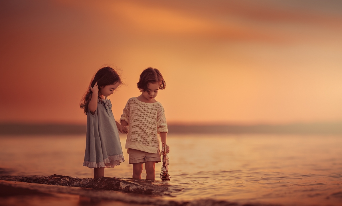 两个小孩子牵手 图片图片 海滩