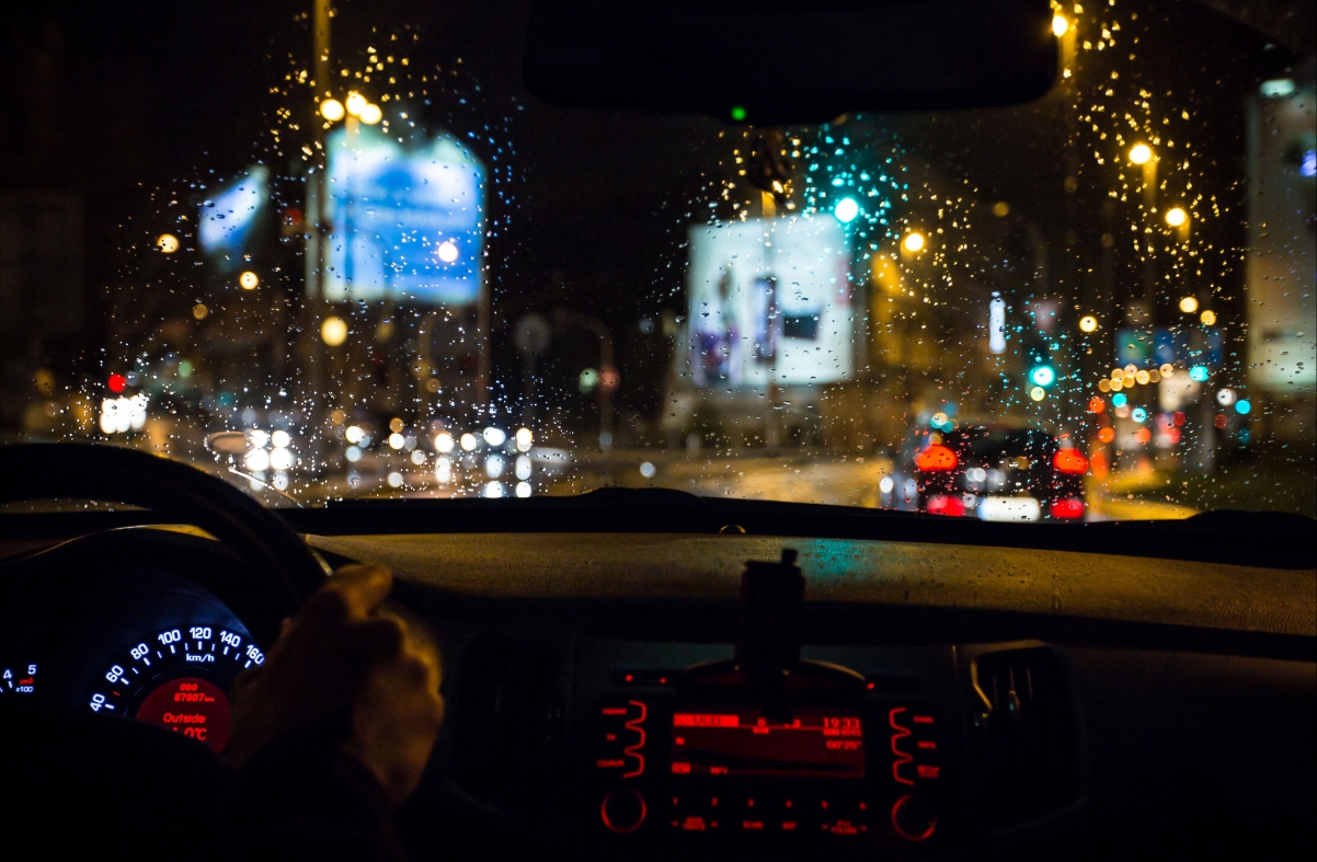 夜间城市的灯光 雨 玻璃 水滴 车内写真高清图片