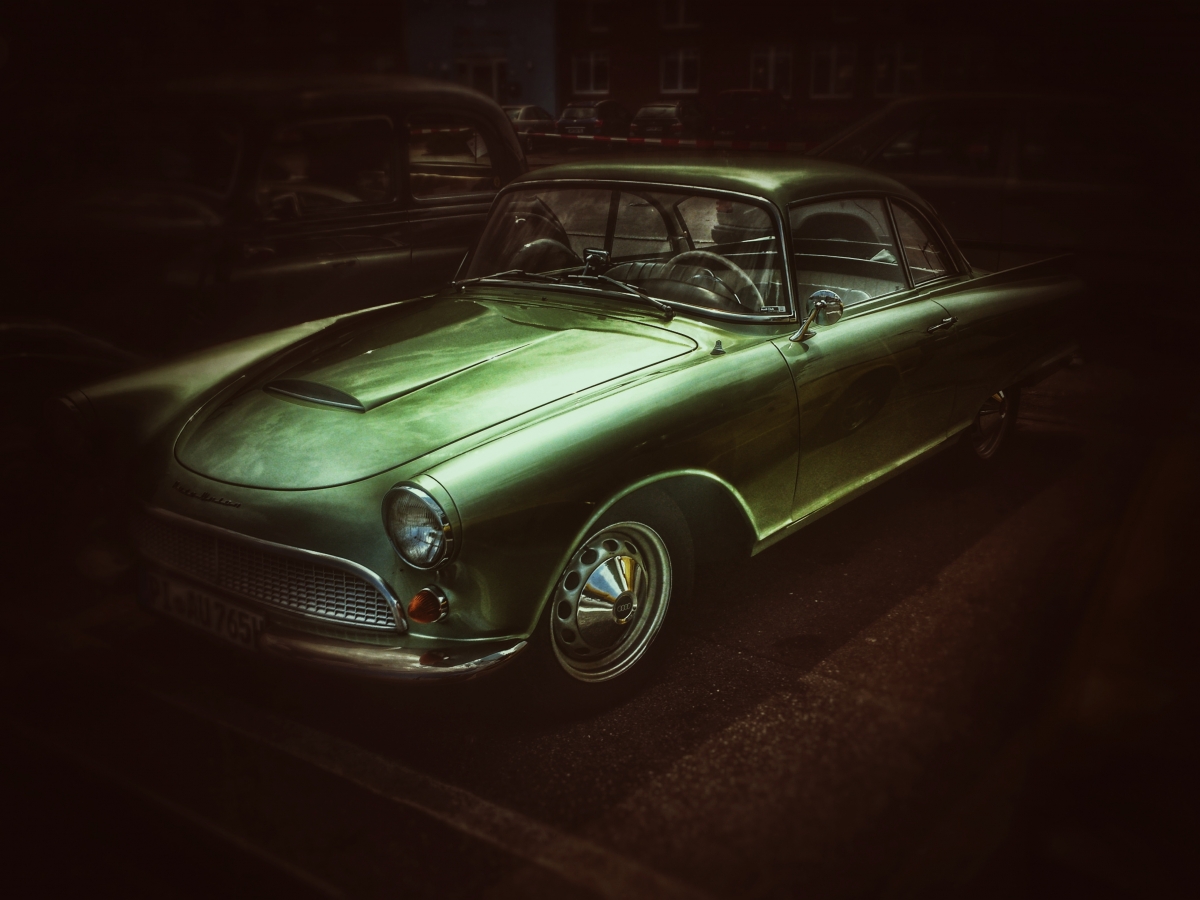 黑暗 夜晚 绿色旧汽车 图片