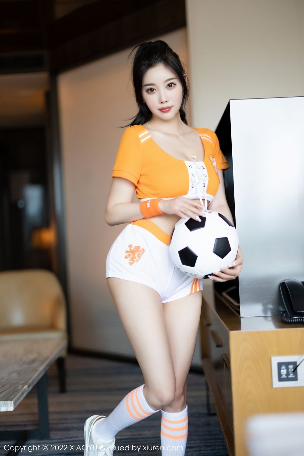 足球宝贝杨晨晨 橙色的运动服饰
